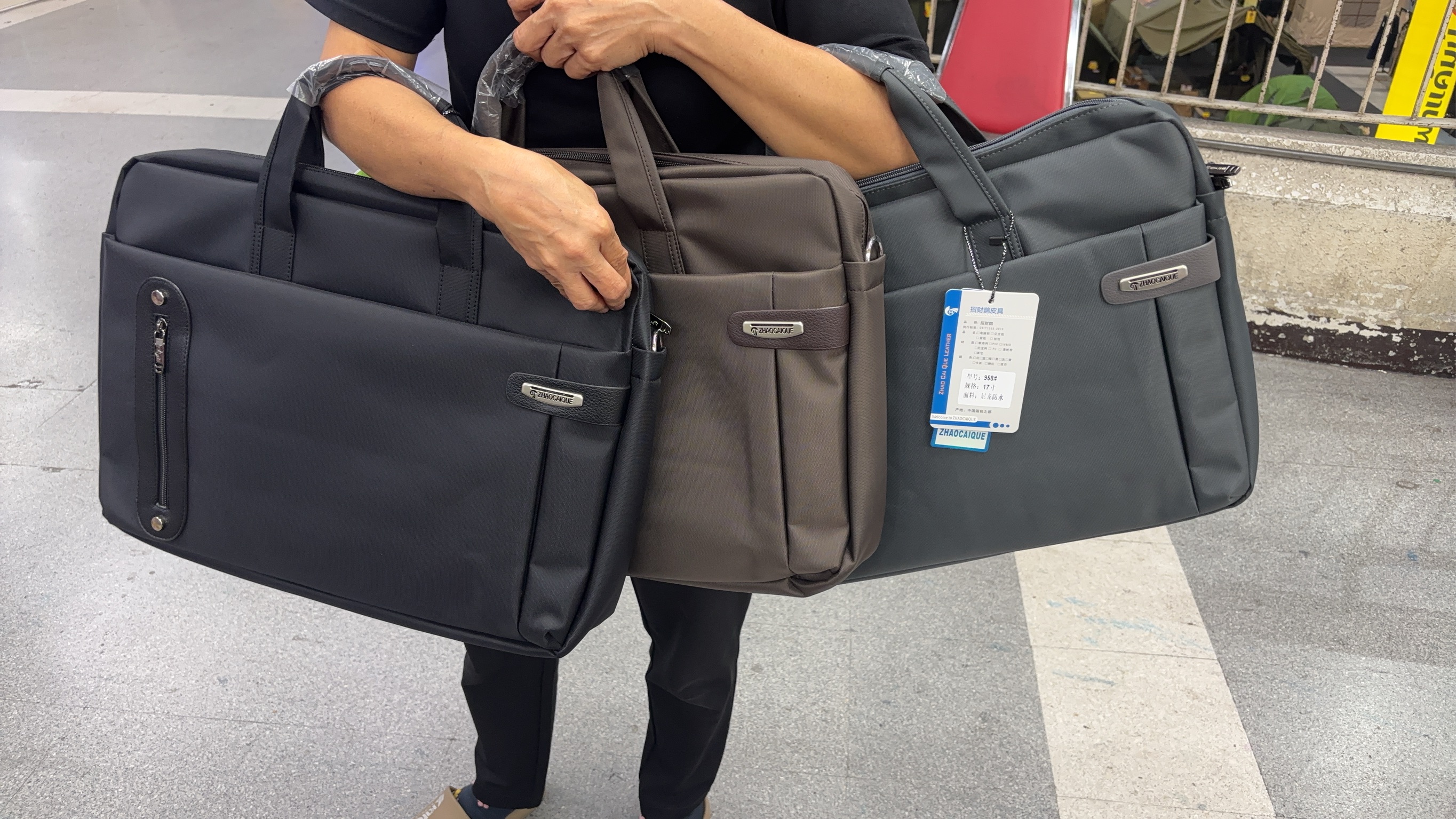 กระเป๋าใส่โนต๊บุ๊ค ขนาด 16-17 นิ้ว ถือได้ สะพายไหล่ได้ กันกระแทก กันน้ำ